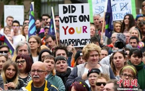 为同性婚姻公投呐喊 悉尼街头上演“内衣游行”