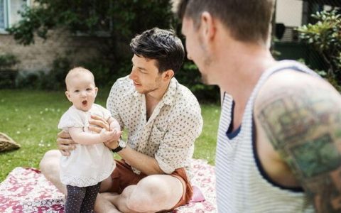 瑞士新《收养法》生效 同性恋获许收养继子
