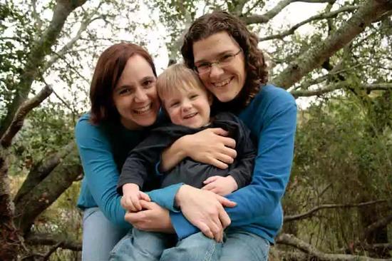  今天的同性伴侣们不得不让自己的孩子继承其他人的遗传物质。人造配子可以改变这个状况。图源：UCSF
