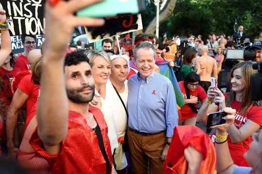 悉尼曾为同性恋举办盛大游行，场面十分壮观，一年一次