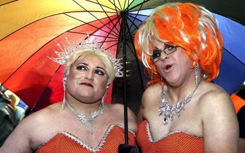 悉尼曾为同性恋举办盛大游行，场面十分壮观，一年一次
