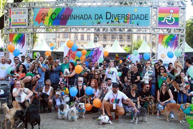 圣保罗市中心举行狗游行 据称为同性恋者大游行预演