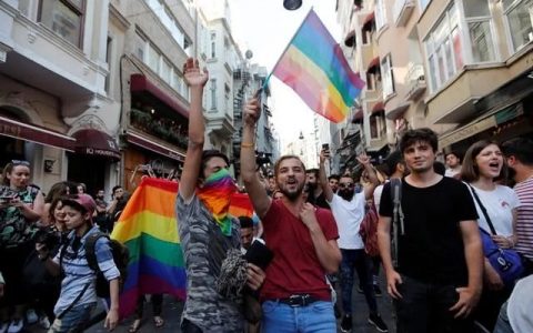 土耳其同性恋群体在水枪下大游行