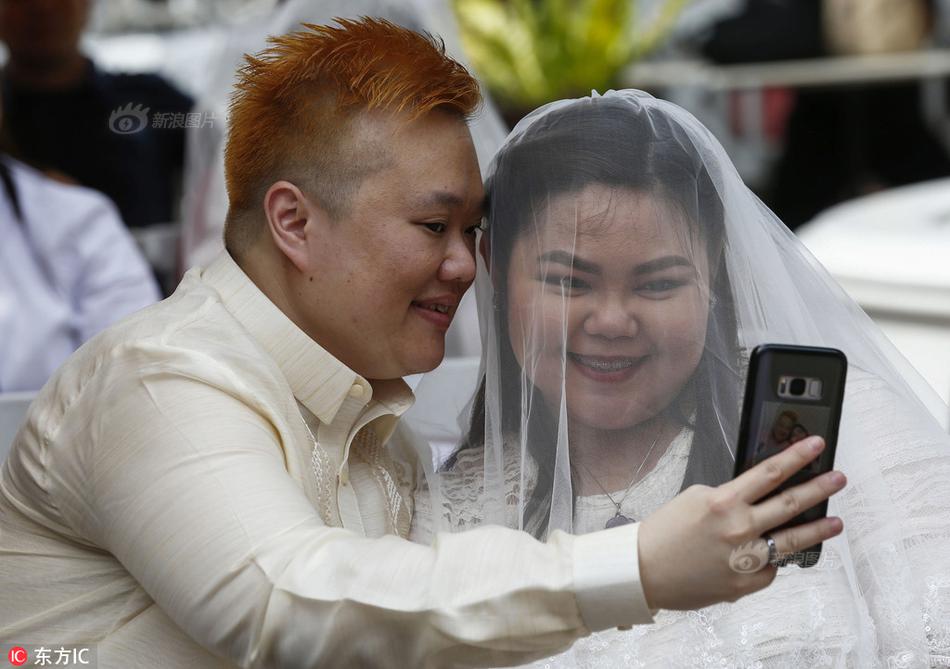 菲律宾教堂为9对同性恋新人举行集体婚礼