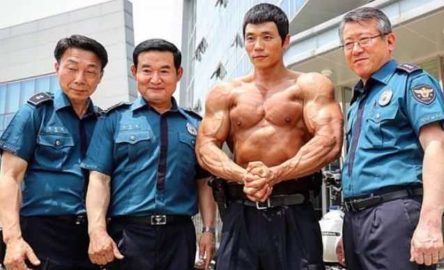 韩国最强壮警察，一身发达的肌肉，对罪犯有着威慑作用！