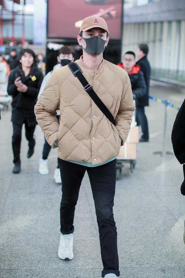 王凯无领棉衣搭配现身机场，修身显瘦尽显好身材，就是脖子太显冷