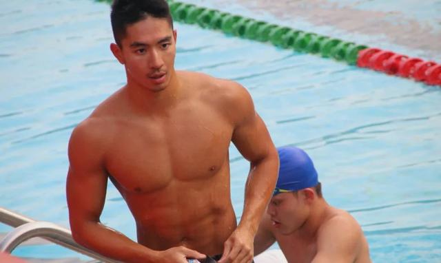 泳池偶遇的175cm的肌肉男，竟然是一名正宗的体育生