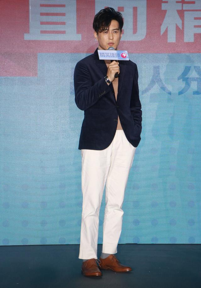 《精英律师》发布会，靳东穿白西裤显优雅个性，就是头有点显大