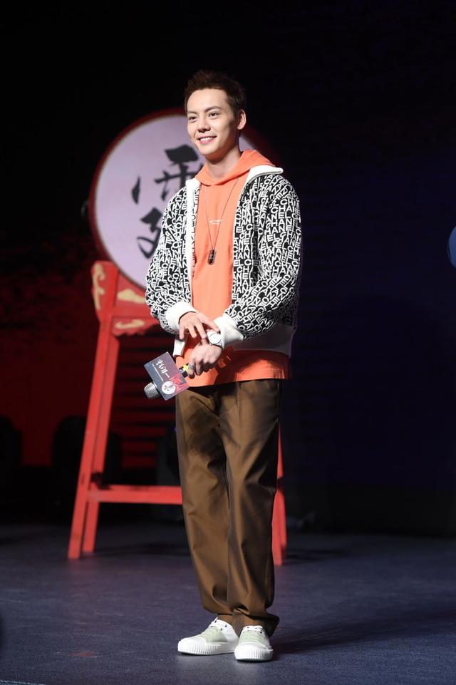 陈伟霆发布会这身够帅，橙色卫衣穿出时髦少年感，一扫冬日的阴霾