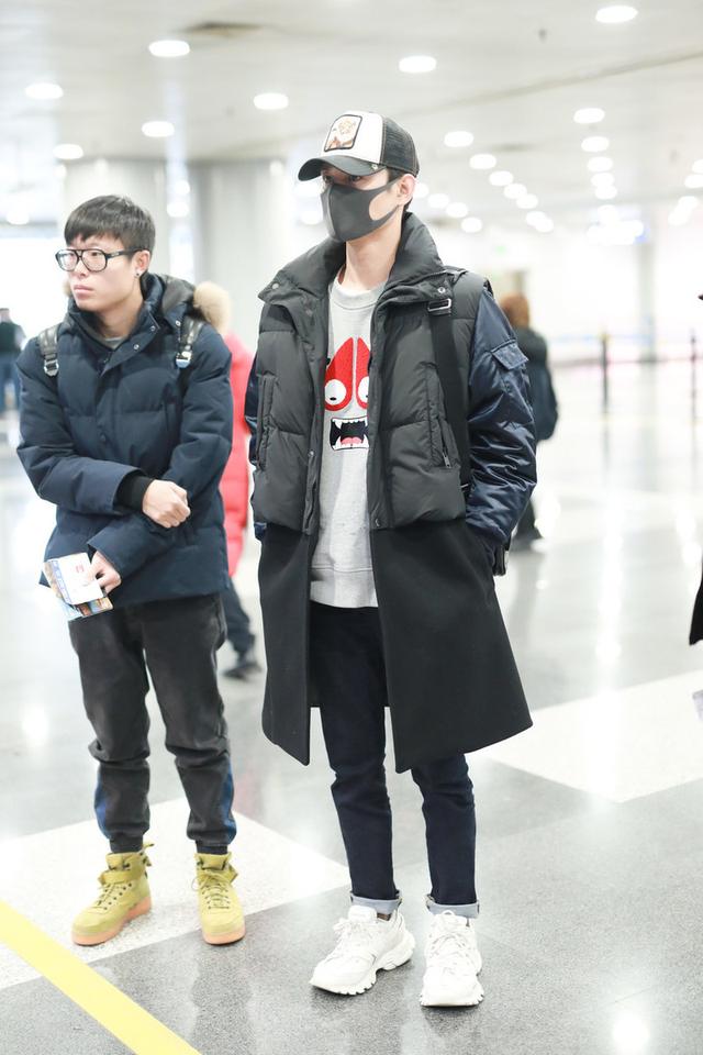 王凯穿趣味卫衣走机场，吸睛减龄似个性少年，瘦高身材更让人羡慕