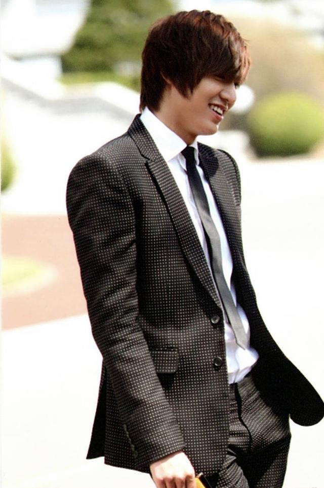 韩国明星李敏镐的西装穿搭大合集，花一样的男子，帅气十足