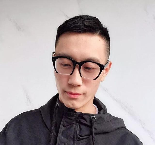 戴眼镜男生发型，2020年流行款有你想要的吗？