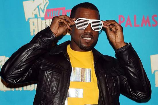 Kanye 和他的百叶窗眼镜