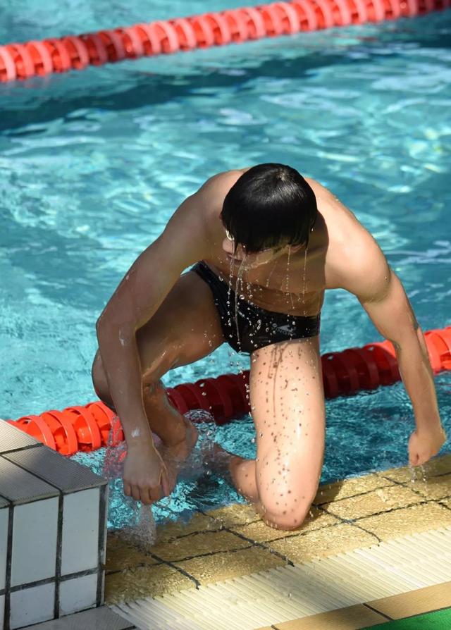 游泳体育生训练照一览，完全不输宁泽涛陈艾森