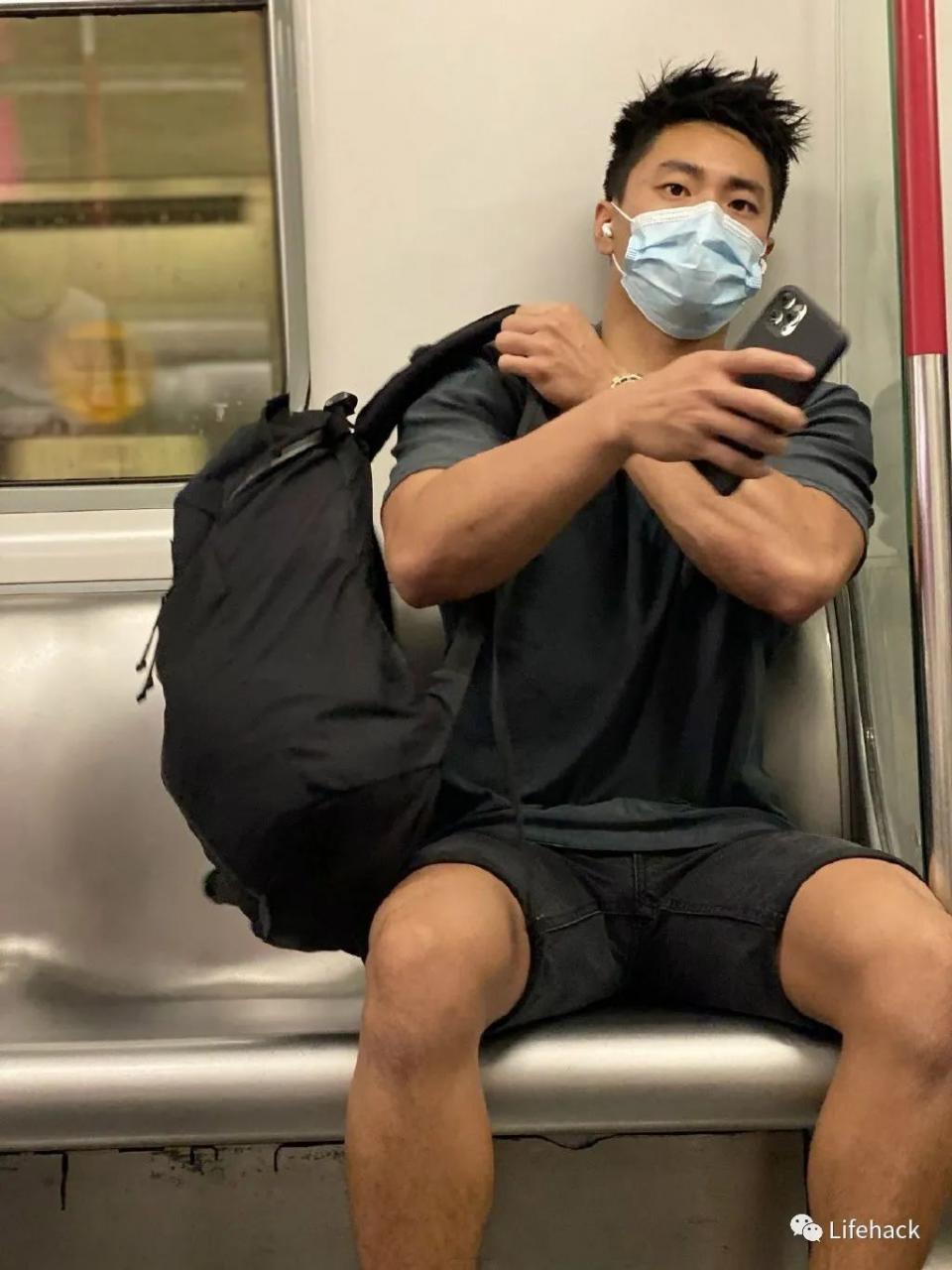 肌肉男因太帅在地铁被偷拍，脱掉衣服后网友炸了