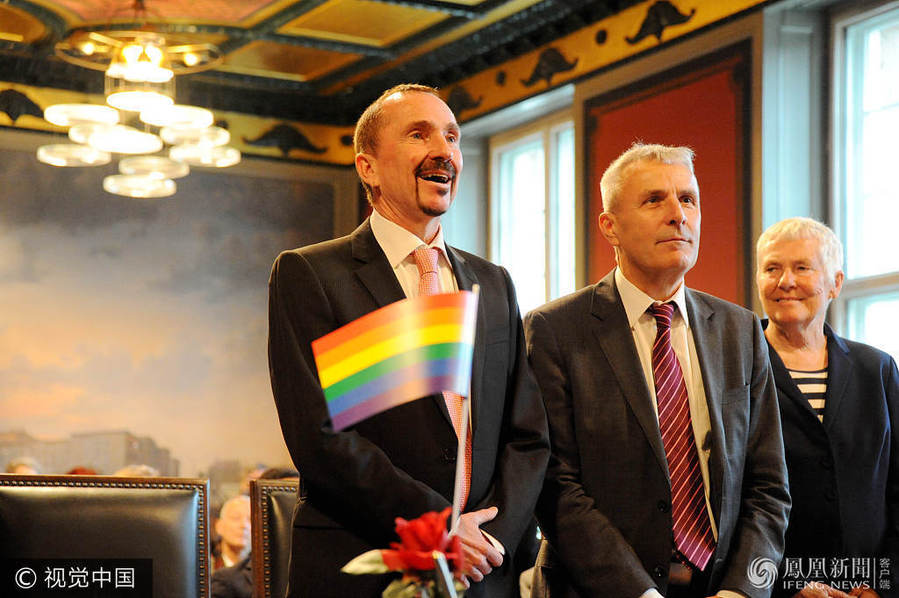 德国同性婚姻法生效 首对新人拥吻庆祝