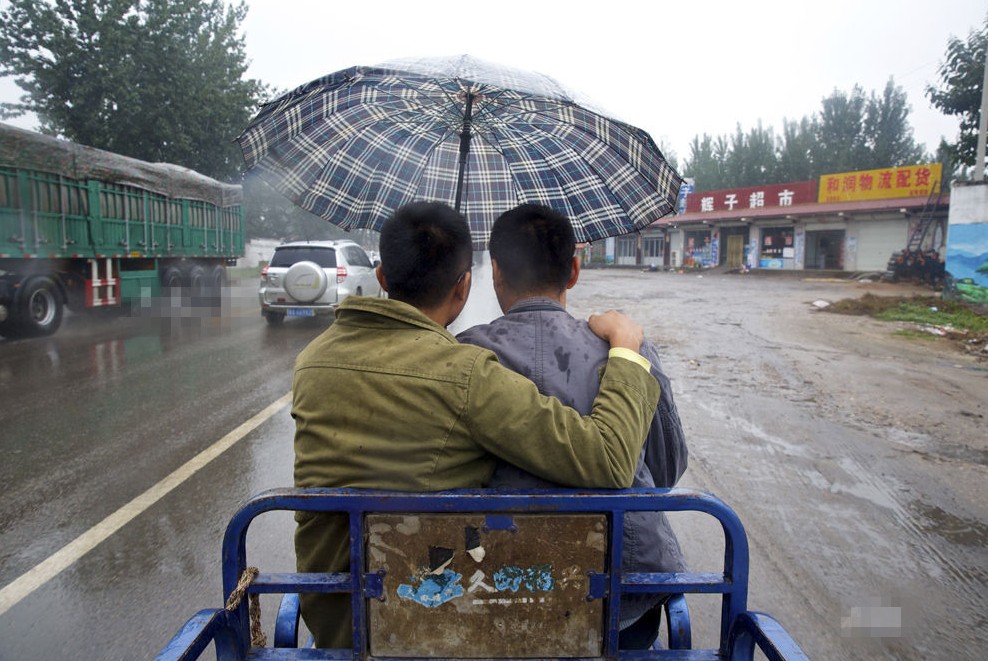 河北农村一对80后“同性恋”的生活，他们不在意别人看法