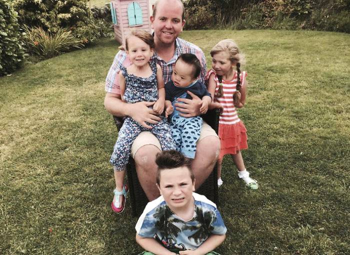 3岁英国单身男士，领养4个患病孩子却备受质疑，只因他是同性恋"