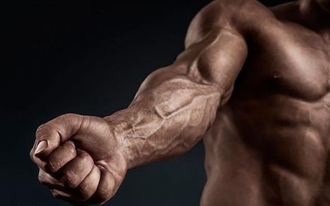 掰手腕比的是力气还是技巧，为什么肌肉比别人发达还会被血虐？