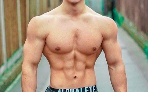 24岁健身小伙拥有娃娃般的脸庞，因强壮肌肉加上帅气颜值而走红