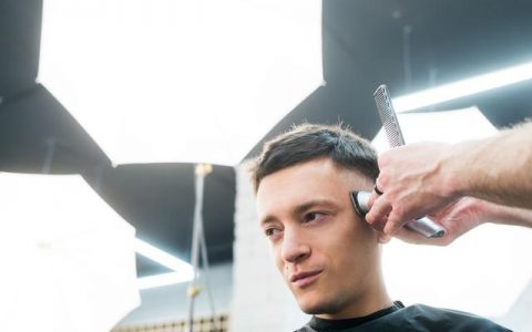 男人35岁以后，发型怎么剪才合适？试试这6款造型